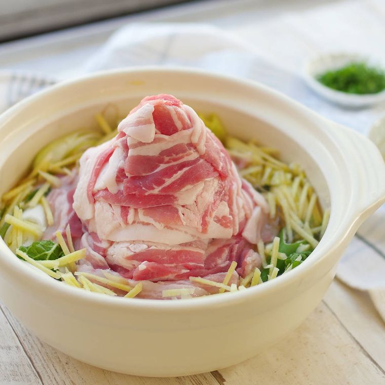 白い鍋で作った豚バラ肉のボリューム鍋