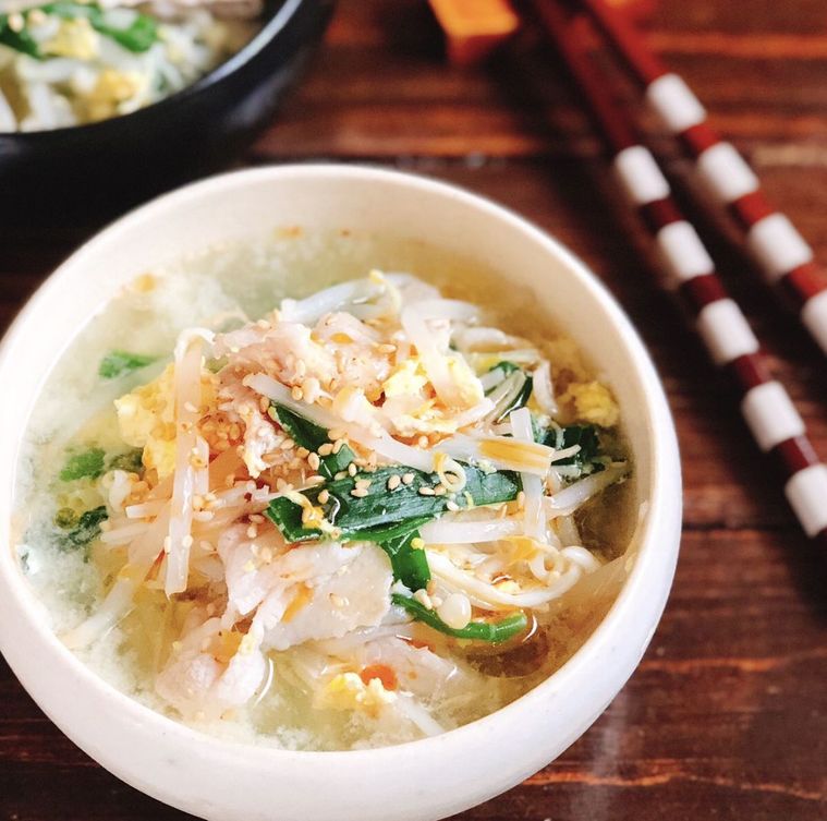 白いボウルに盛り付けた豚バラ肉と野菜たっぷり鍋