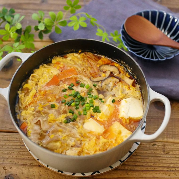 グレーの鍋で作った具だくさん酸辣湯鍋