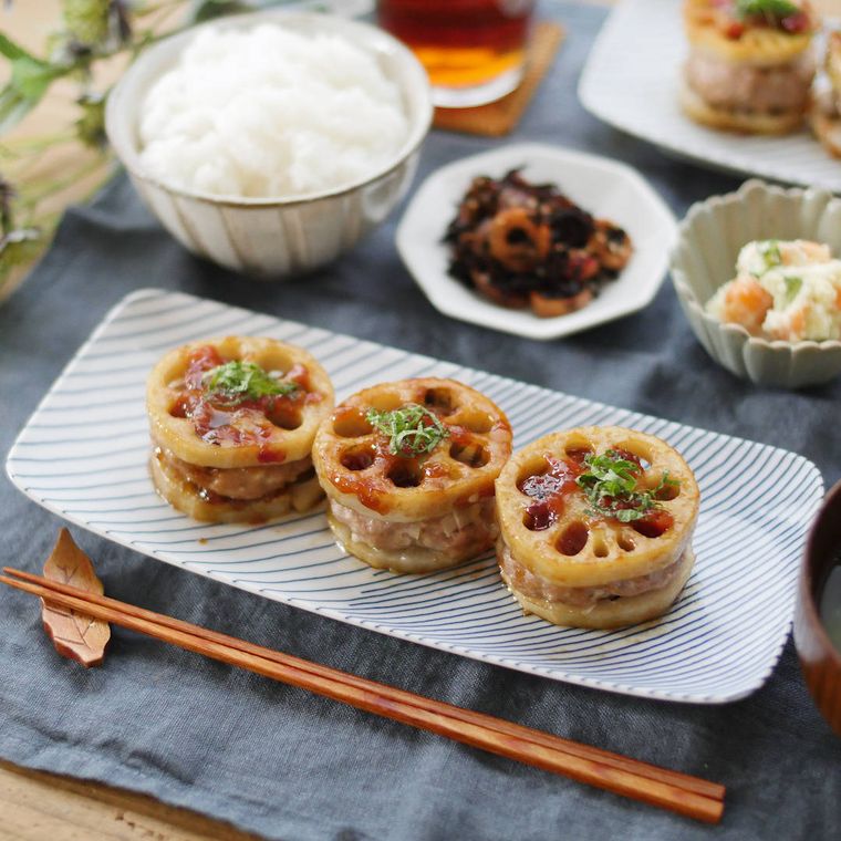 レンコンと梅のはさみ照り焼き、ごはん、副菜が並べられた食卓