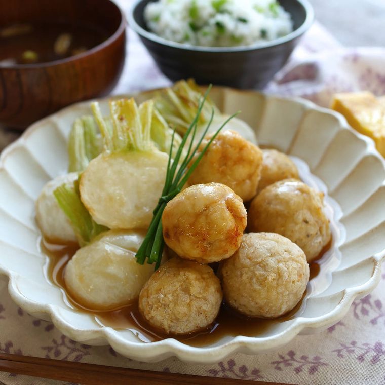 器に盛られたれんこん鶏団子とかぶの揚げ浸し