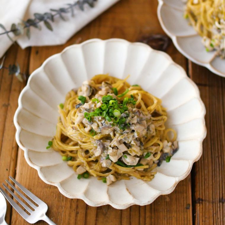 白い皿に盛られ、小口ねぎをトッピングしたエリンギの海苔クリームパスタ