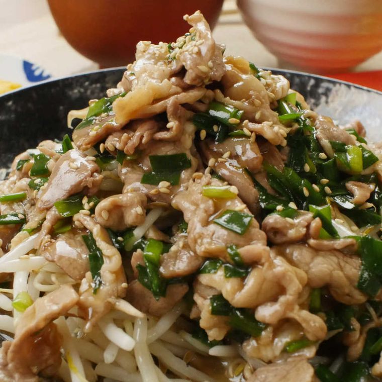 和皿に盛られた豚こまニラもやしのあんかけ炒め