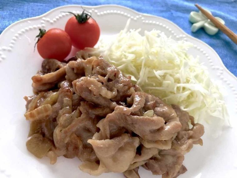 白い皿に盛られた豚の生姜焼き