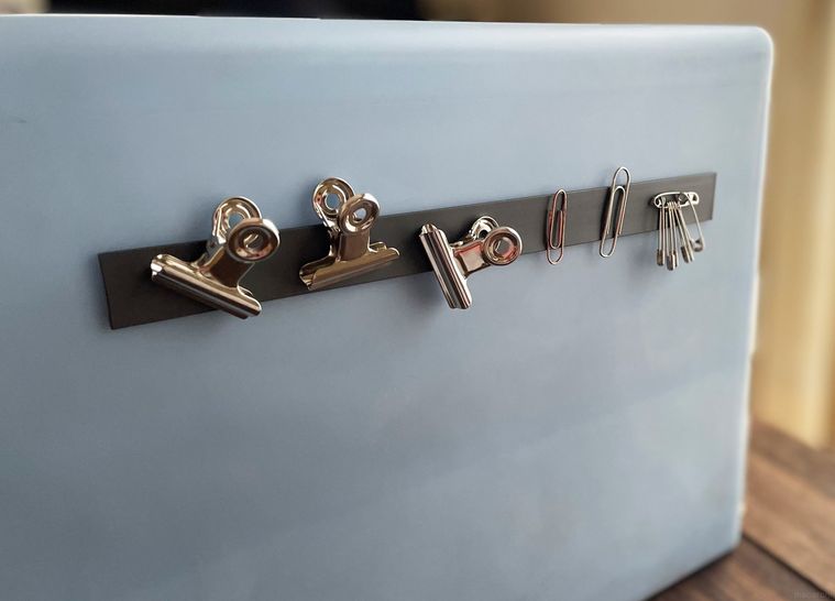 マグネットテープを使用したクリップの収納例