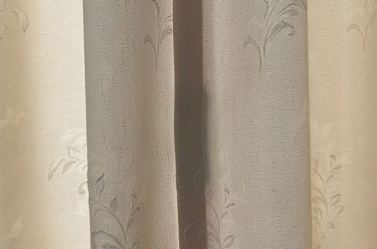 マグネットテープを重ねてカーテンの隙間を埋めている