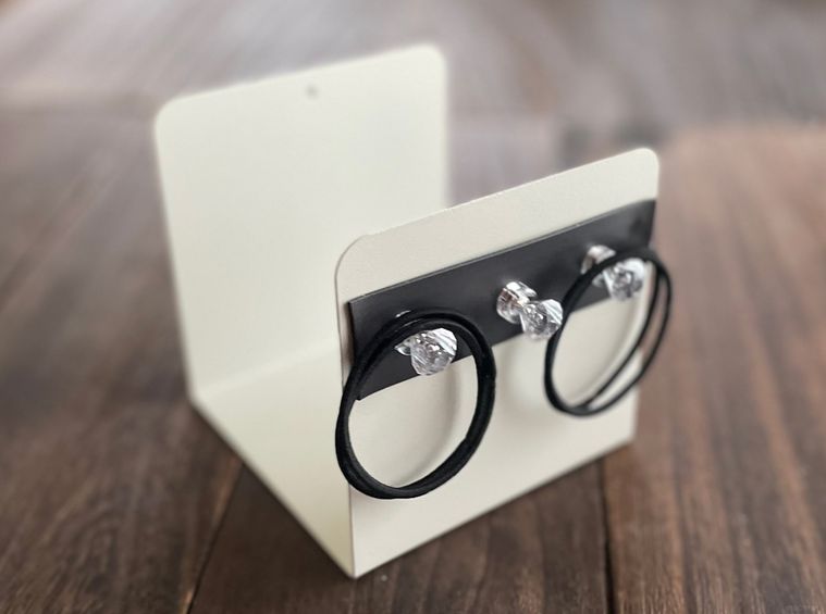 マグネットテープを使用したヘアピンの収納例