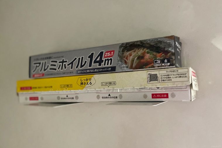 ブックエンドとマグネットテープを使ってラップを収納