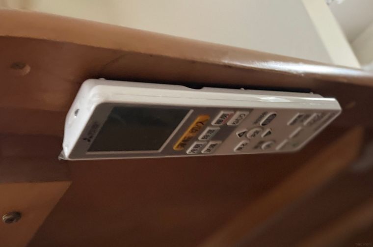 マグネットテープを使ってリモコンをテーブル下に収納