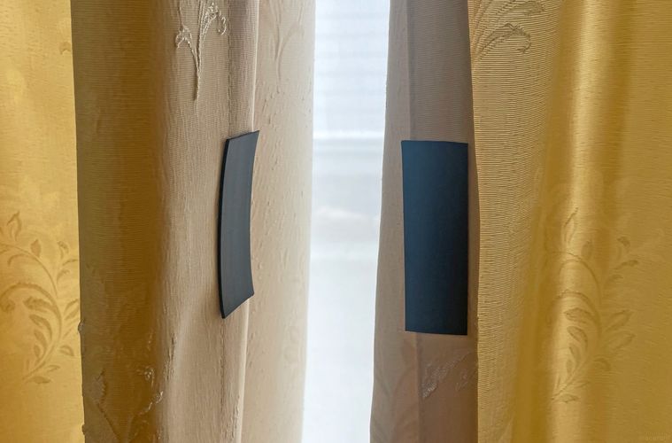 カーテンの左右にマグネットテープを貼り付けた写真