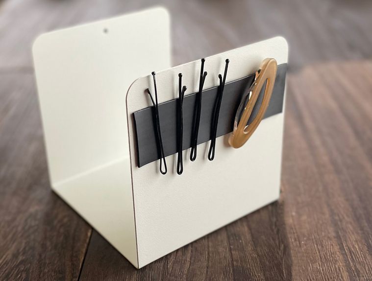 マグネットテープを使用したヘアピンの収納例