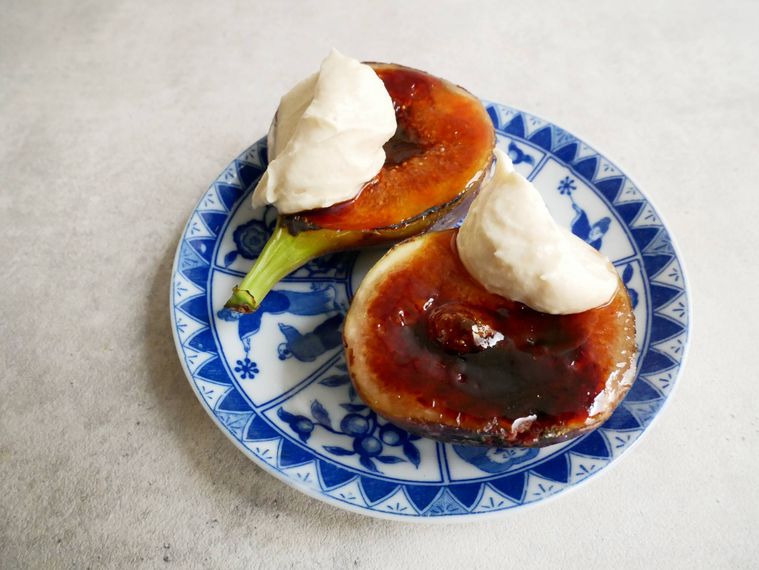 白と青の皿にのったクリームチーズのいちじく田楽