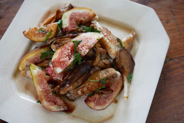 白い器に盛られた秋いちじくと鶏手羽中のソテー