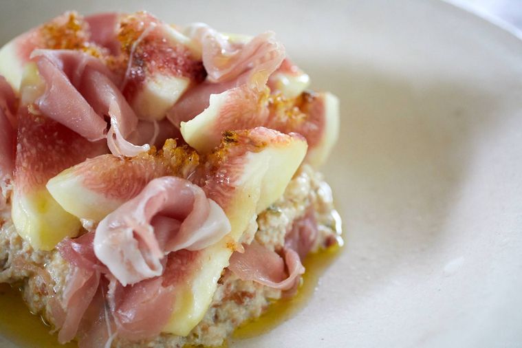 白い器に盛られたいちじくと生ハムの洋風白和え