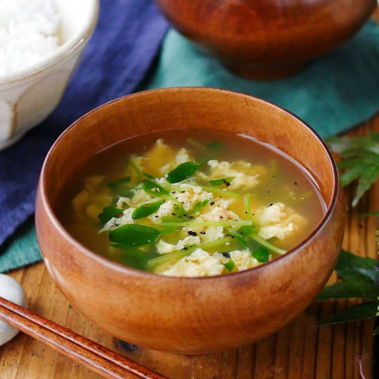 木の汁椀に盛り付けた豆苗と卵のかきたまスープ