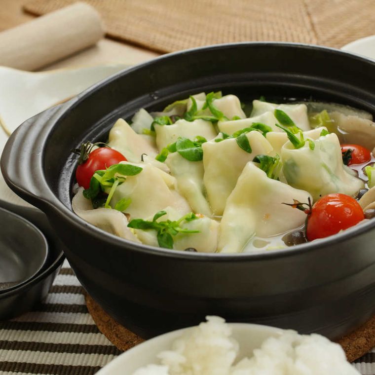 黒い鍋にできあがった、生ハム入り豆苗餃子鍋