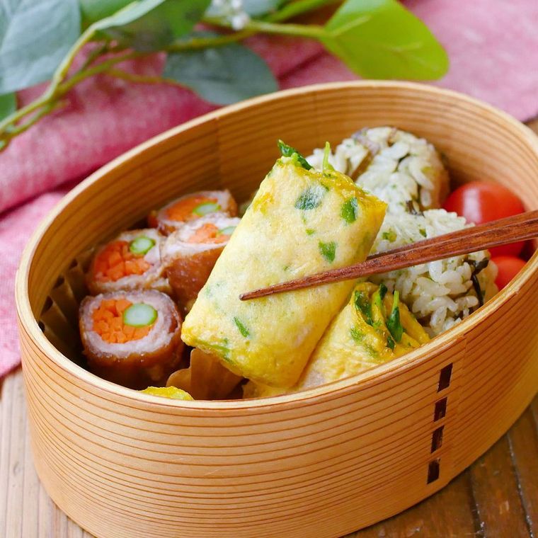 曲げわっぱに詰めた、肉巻きとおにぎりと豆苗のミニ卵焼き