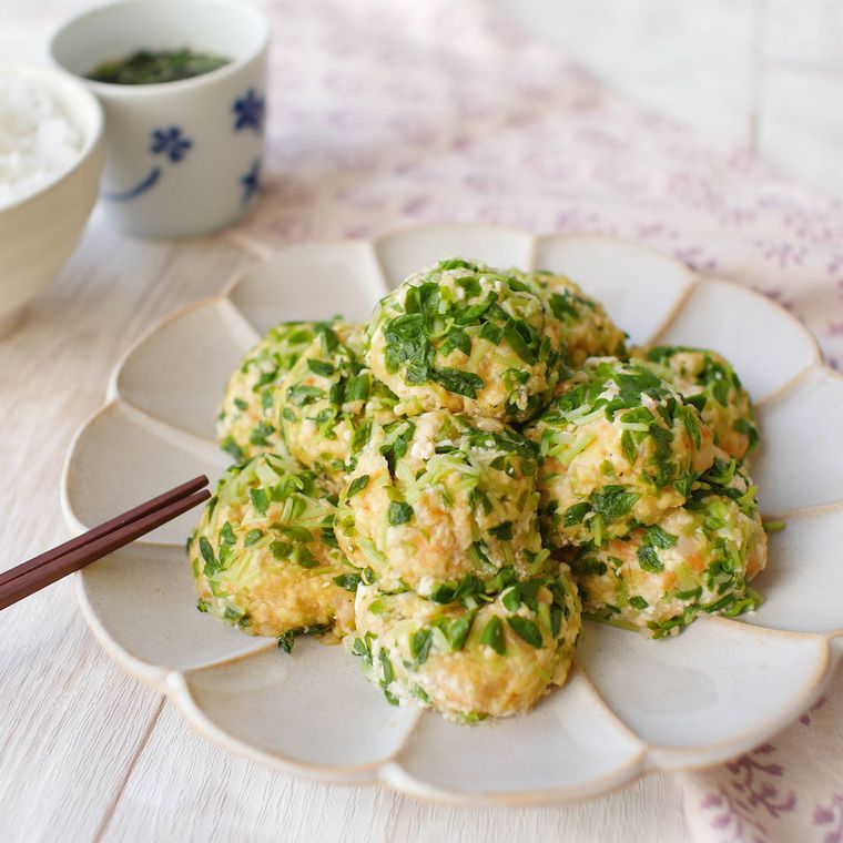 白い皿に盛り付けた豆苗鮭フレークしゅうまい