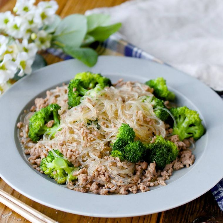 水色の丸皿に盛られたブロッコリーとひき肉の中華炒め