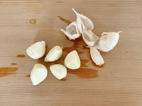 にんにくの簡単な皮むき方法 使う量に合わせたむき方を伝授 Macaroni
