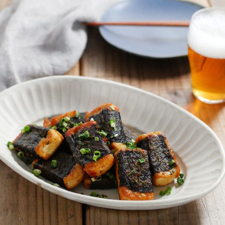 白い楕円皿に盛り付けた、のり巻き豆腐の照り焼き