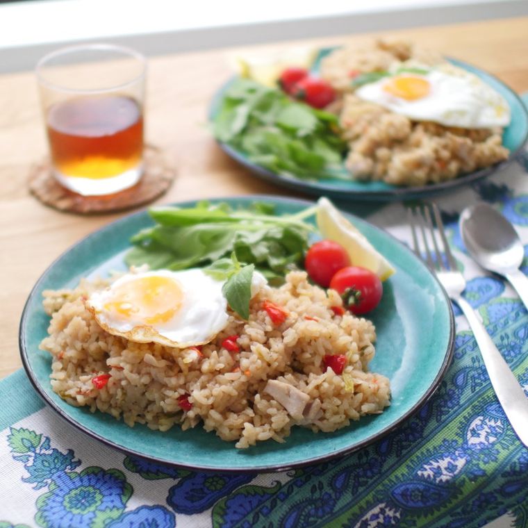 水色の皿に盛られた簡単炊き込みガパオライス