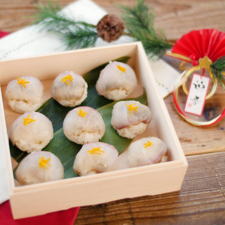 器に盛られた鯛の即席昆布締めで手まり寿司