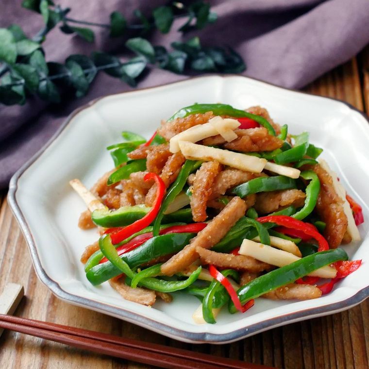 器に盛られたソイミートの青椒肉絲風