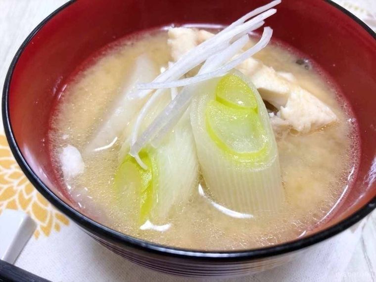 お椀に盛られたぶりのあら汁