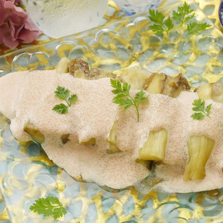 透明の器に盛られた焼きなすの明太クリーム