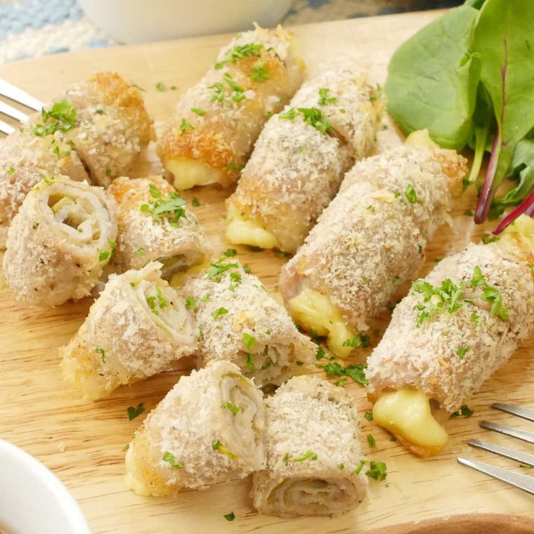 着のプレートに盛られたなすとチーズの肉巻きパン粉焼き