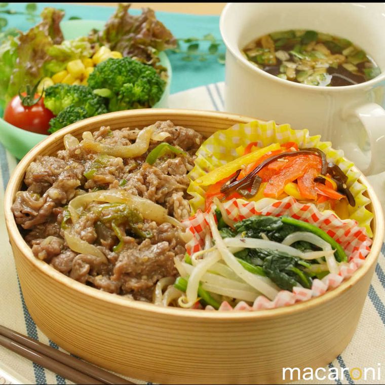 曲げわっぱの弁当箱に詰められている焼肉とナムル