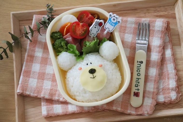 木製トレイの上にのせた、くまのキャラ弁