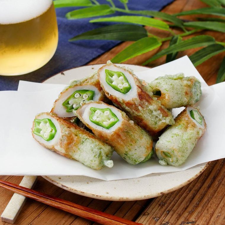 白い丸皿にのせた、ちくわの磯辺揚げ