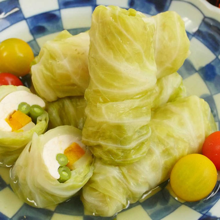 格子柄のお皿に盛りつけられた鶏ささみの冷製和風ロールキャベツ