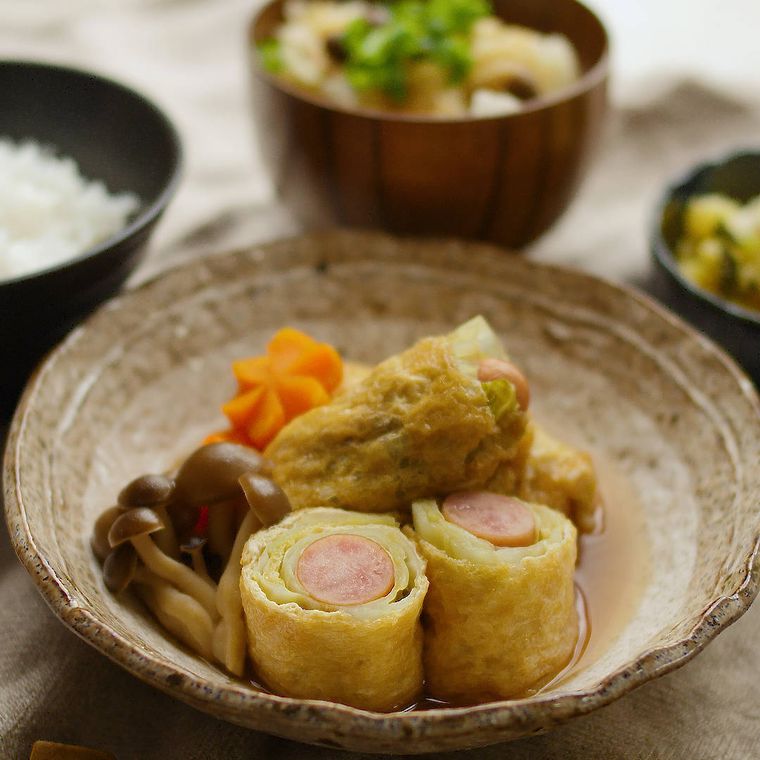 陶器の器に盛りつけられたきつねウインナーのロールキャベツ