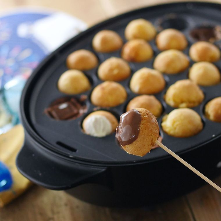 チョコレートがついた鈴カステラがささった串