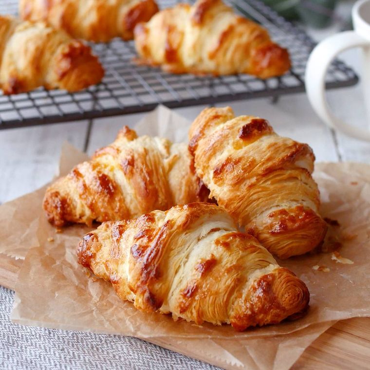 ワックスペーパーに盛りつけられた手作りのミニクロワッサン