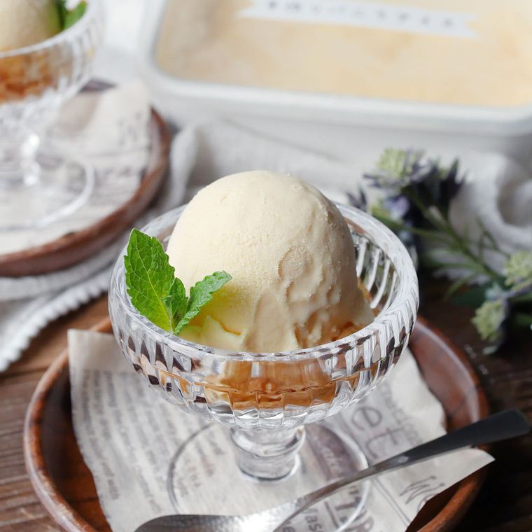 脚付きグラスに盛りつけられた手作りのバニラアイスクリーム