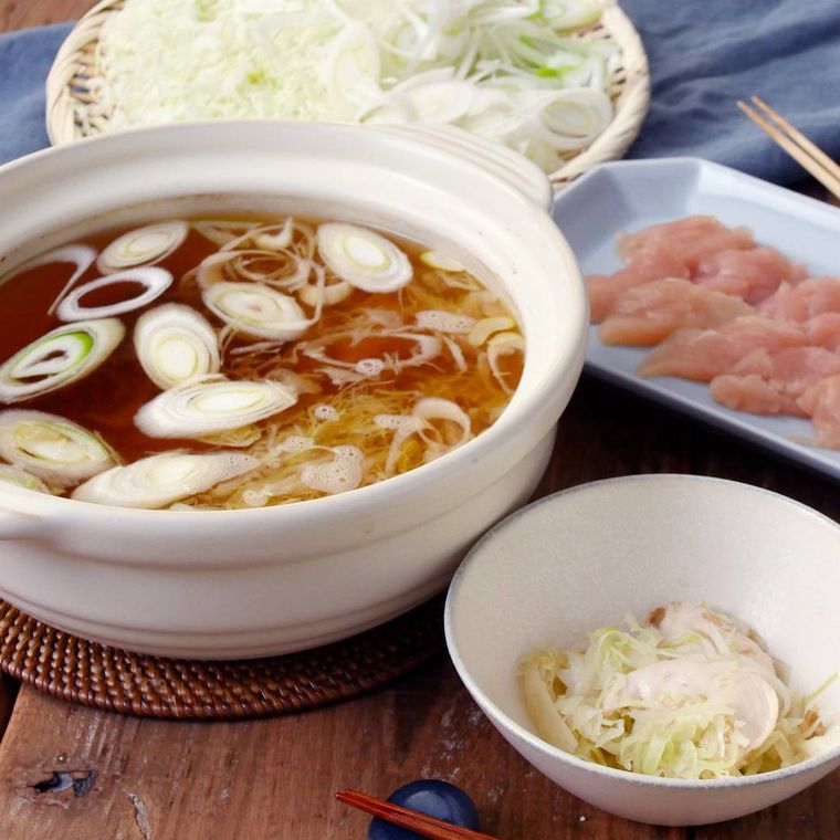 鍋に入ったささみとキャベツのしゃぶしゃぶ