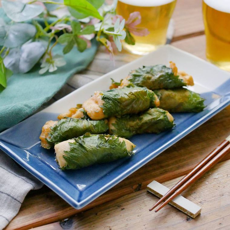 角皿に盛り付けたささみの梅しそ焼き