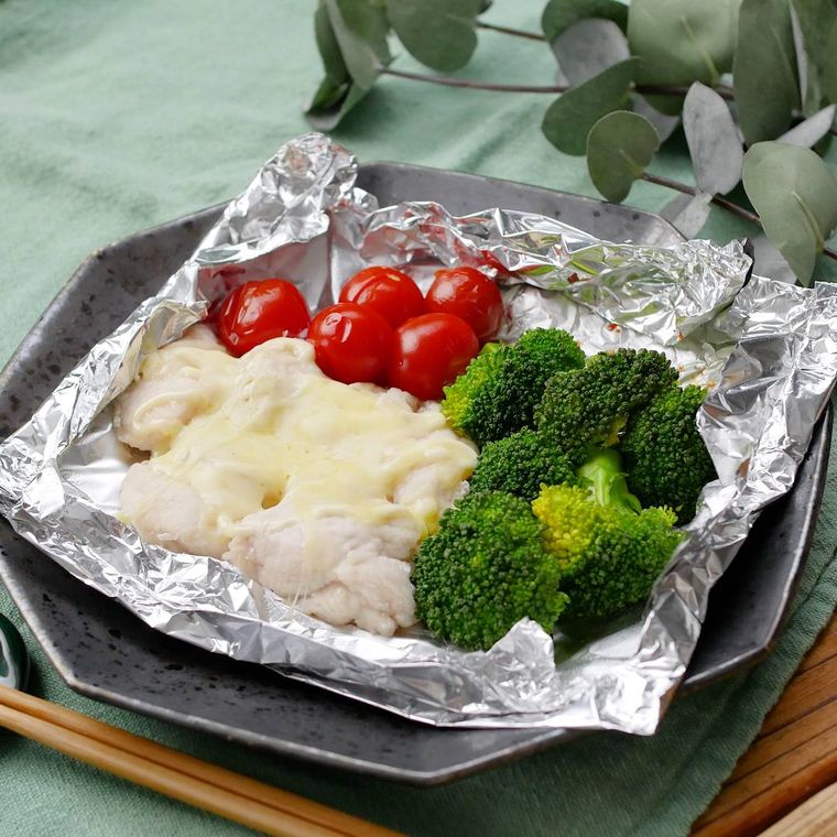 アルミホイルに包まれたささみのマヨチーズホイル焼き