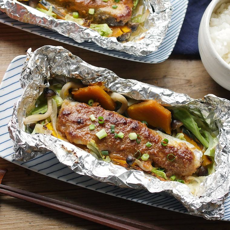 線の柄の皿に盛られたたらのごまみそホイル焼き