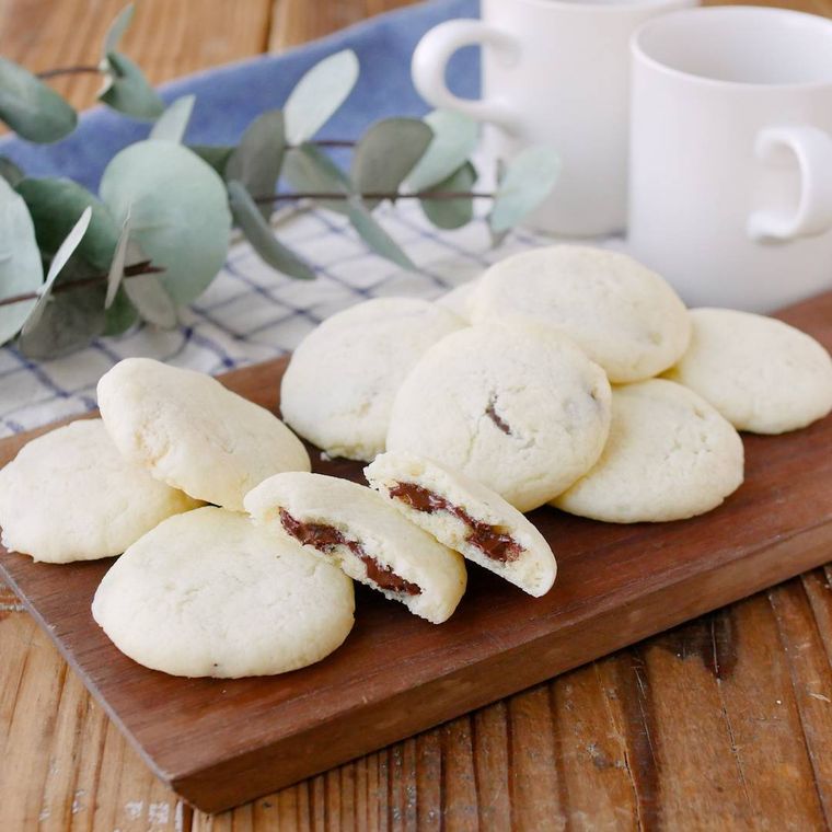 木のカッティングボードに盛られたソフトクッキー