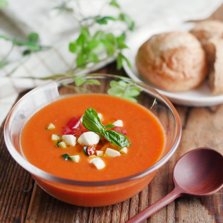 ガラス製スープボウルに入ったモッツァレラ入りガスパチョ