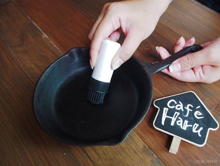 セリアのシリコン油引きを手で持ち、スキレットに使っている