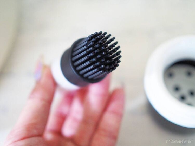 セリアのシリコン油引きを手で持ち、ハケ部分をこちらに向けている