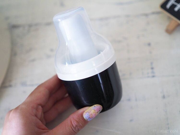 セリアのシリコン油引きとケース付 油引き ブラックをドッキングし蓋を閉めたものを手で持っている