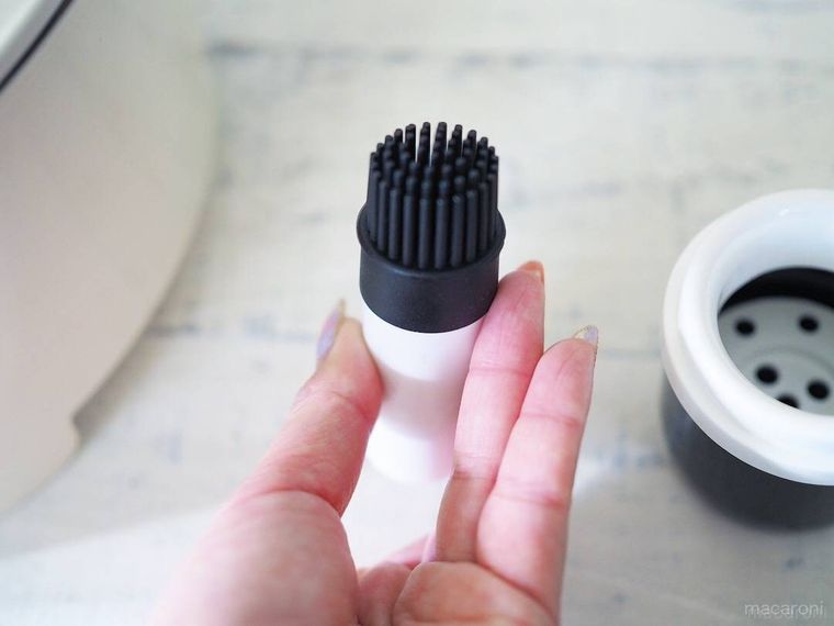 セリアのシリコン油引きを手で持ち、胴体部分をこちらに向けている