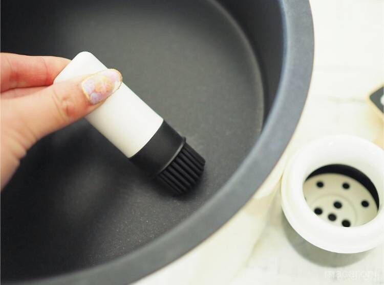 セリアのシリコン油引きをホットプレートに使っている